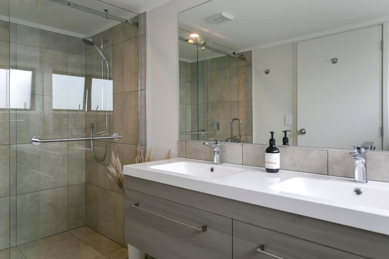 Acacia Bay Bach - Views, Spa & Serenity - Taupo Dış mekan fotoğraf